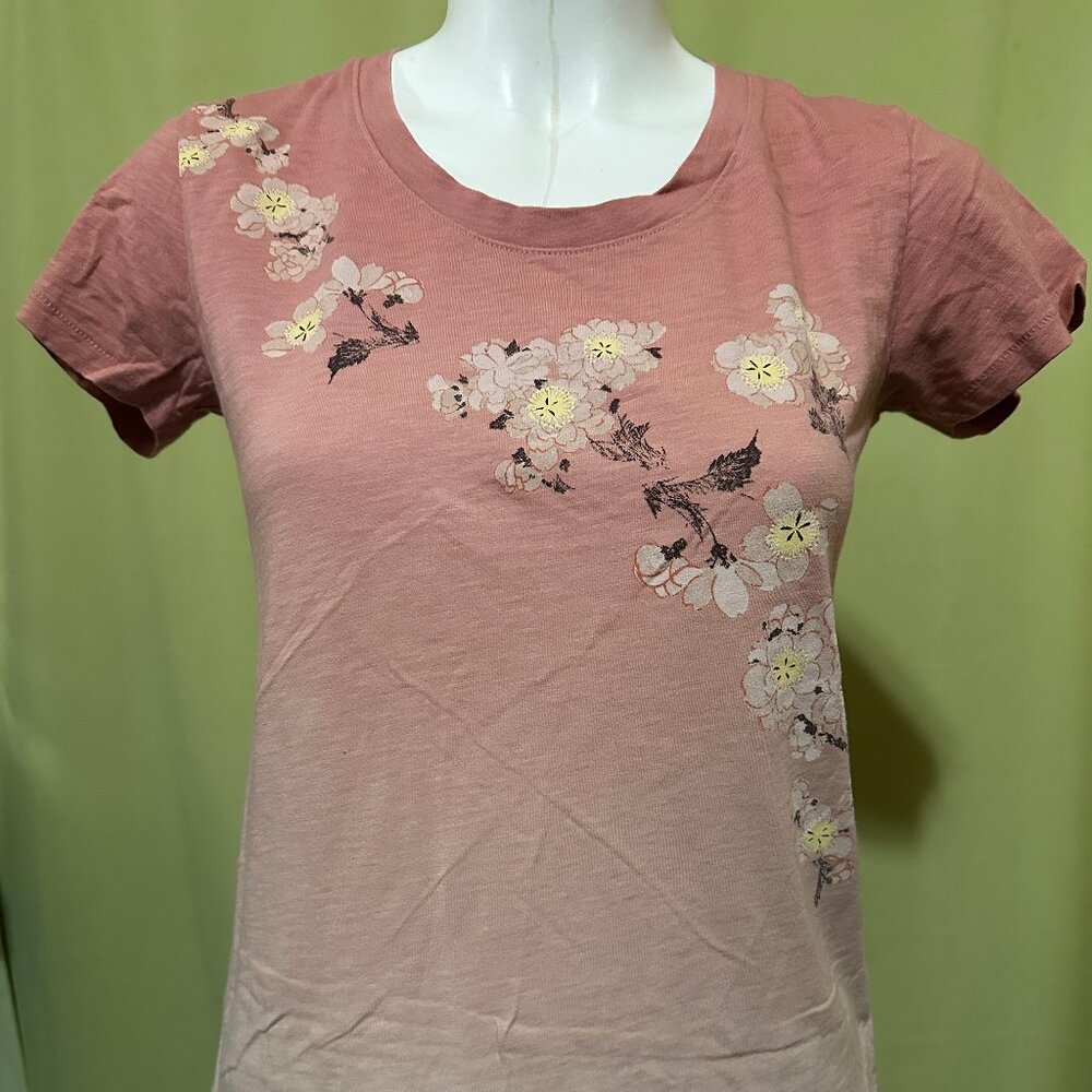 Hokusai Blue Uniqlo Women's Pink Floral Flower T Shirt Size Small - Picture 1 of 3